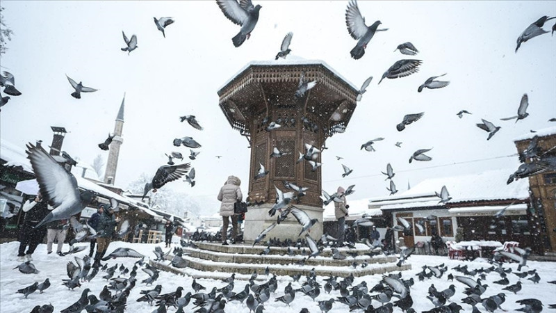 Snijeg zabijelio Sarajevo, problemi u saobraćaju širom BiH