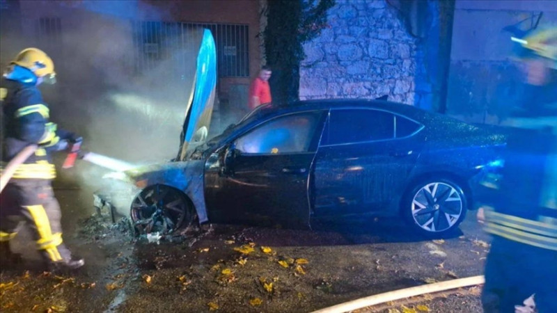 Zapaljeno službeno vozilo ispred kuće gradonačelnika Mostara