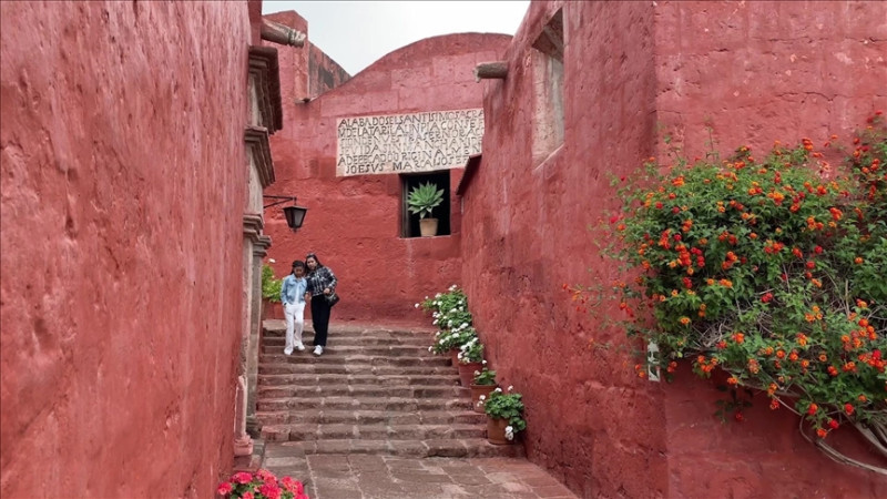 Manastiri shumëngjyrësh prej guri vullkanik në Peru zbulon të kaluarën koloniale