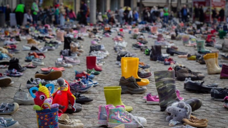 Hiljade cipelica na trgu u Amsterdamu u znak sjećanja na ubijenu palestinsku djecu i novinare
