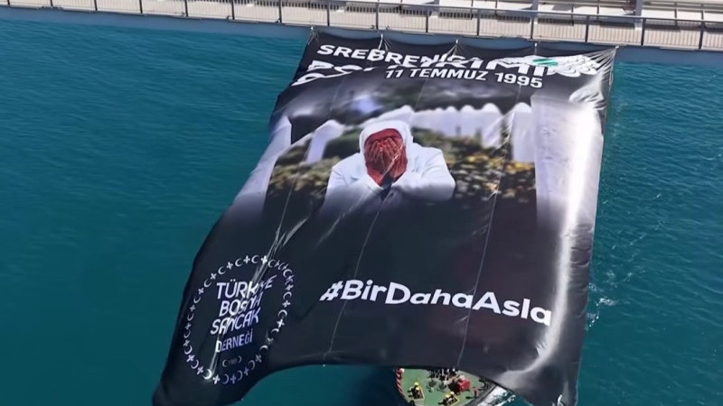 Poruka sa mostova na Bosforu u Istanbulu svijetu: Srebrenica: Nikad više!