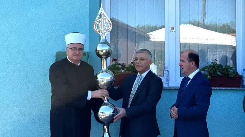 Hırvatistan Maljevac Camisi’nin Minaresine Alem Takıldı