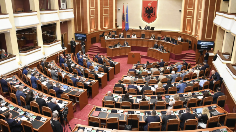 Arnavutluk Meclisinden eski UÇK yöneticileri hakkındaki karara ortak tepki
