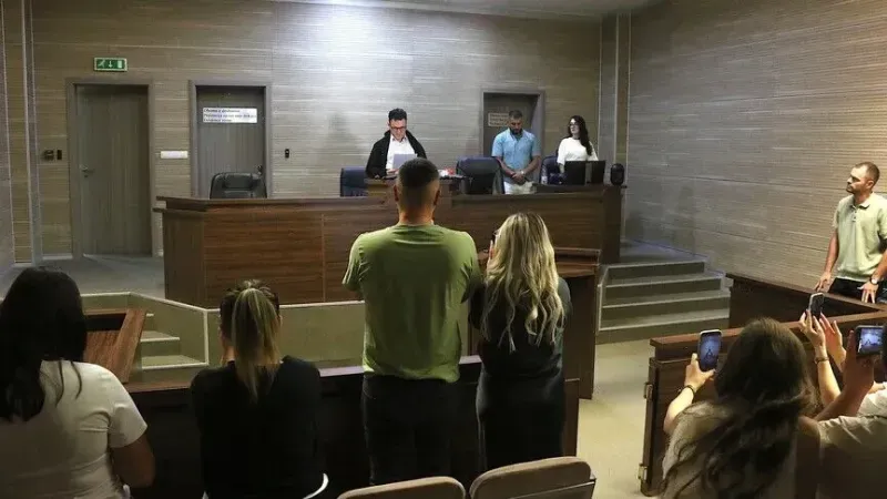 Gjykata shpall ministrin në detyrë Sveçla fajtor për përdorimin e gazit lotsjellës në Kuvend