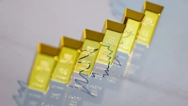 Gold starts week with sharp decline as oil, interest rate pressures strengthen