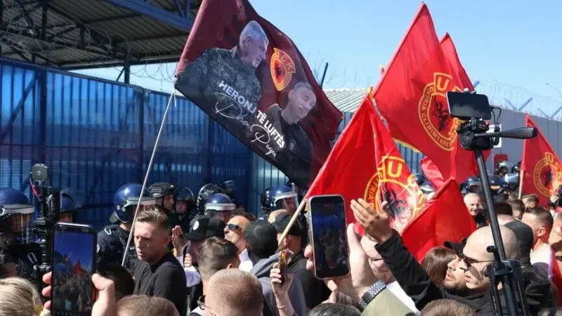 Kosovo: Građani nastavljaju proteste u blizini zgrade Vlade i na ulicama Prištine