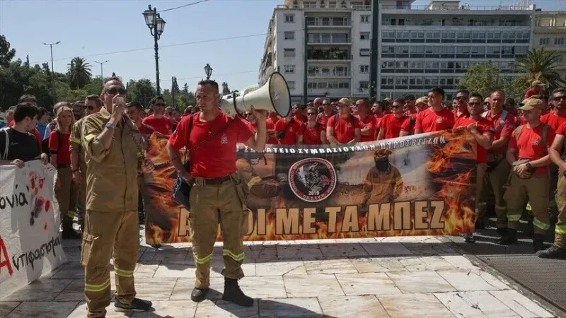 Yunanistan’da mevsimlik itfaiyeciler 12 ay istihdam talebiyle gösteri düzenledi