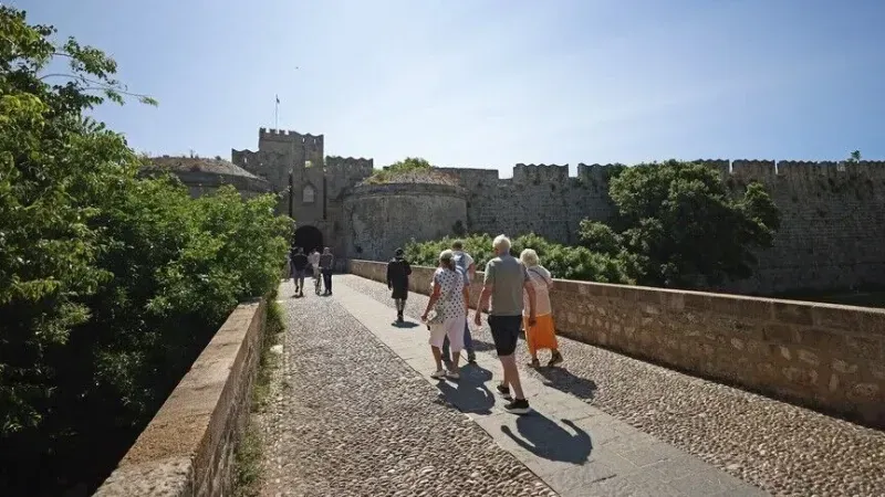 Yunanistan’ın turistik Rodos Adası’nda yüzlerce gastroenterit vakası görüldü