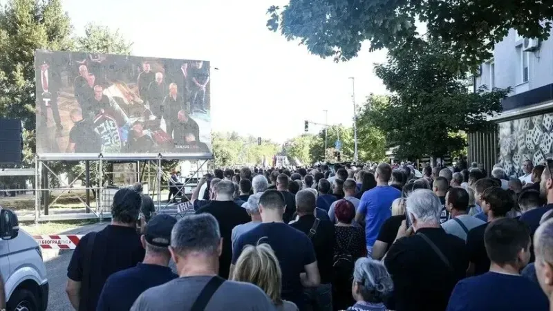 Britania thërret të ngarkuarin me punë të Serbisë për të dënuar përkujtimet gjatë funeralit të Mllad