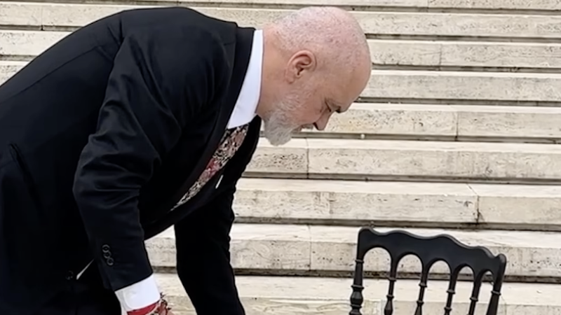 Rama “Diyalog” Sandalyelerini Yeniden Ortaya Çıkardı