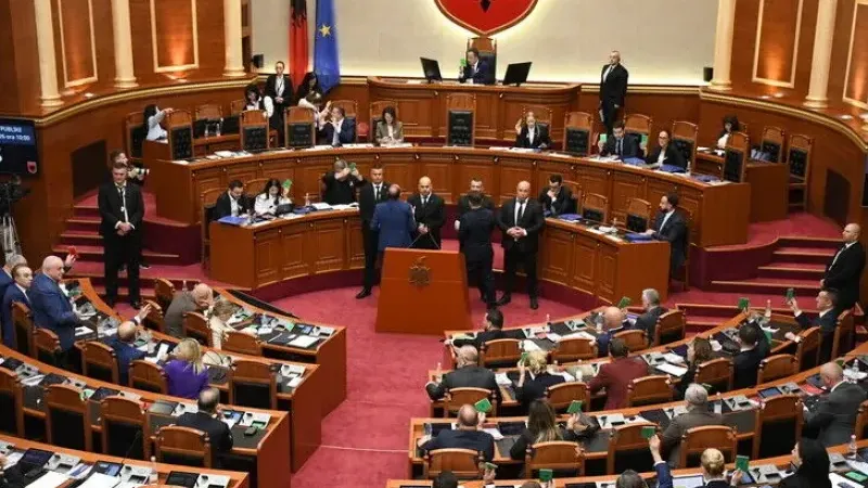 Kuvendi i Shqipërisë miraton mes tensionesh reformën e re administrativo-territoriale